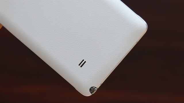 Loa ngoài nằm ở phần dưới của mặt sau