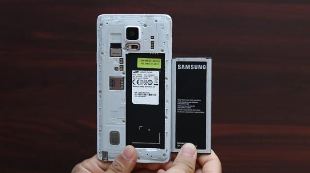 Máy dùng thỏi pin chuẩn Li-Ion dung lượng 3220mAh (có thể tháo rời)