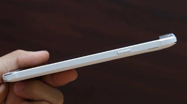 Cạnh phải có nút nguồn