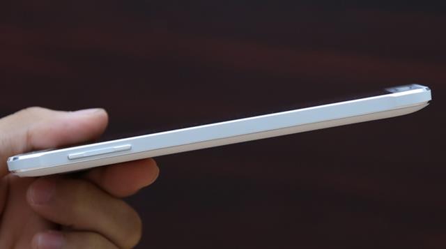 Cạnh trái có phím điều chỉnh âm lượng