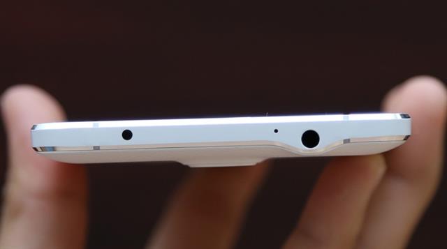 Đỉnh máy có jack âm thanh 3.5mm, cổng hồng ngoại và lỗ mic