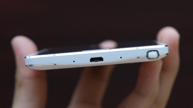 Cổng microUSB, jack cắm bút cùng 2 lỗ mic nằm ở đáy máy