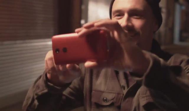 James Franco trên tay Motorola Droid Turbo phiên bản màu đỏ