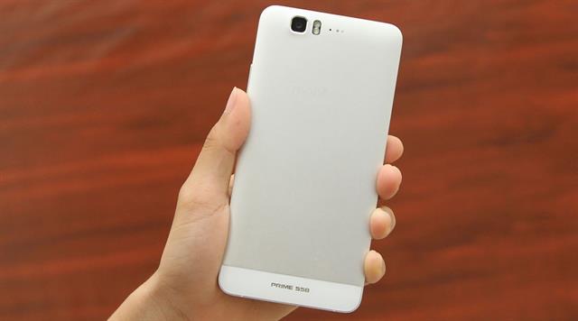 Dùng SoC 8 nhân MT6592 xung nhịp 1.7GHz, RAM 2GB, ROM 32GB và chạy Android 4.4 KitKat khi bán ra