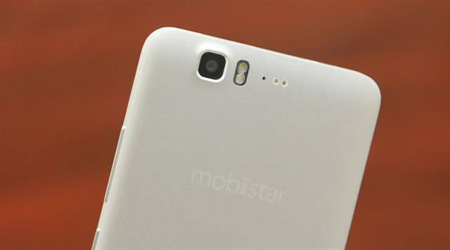 Camera chính 13MP kèm đèn LED Flash trợ sáng ở phần trên phía sau máy