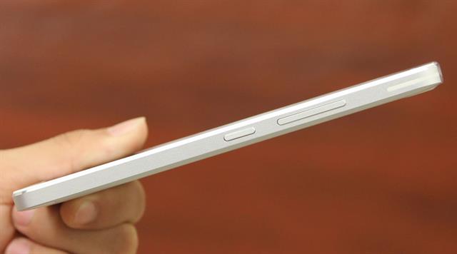 Cạnh phải có nút nguồn và nút chỉnh âm lượng