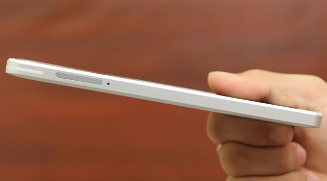 Cạnh trái có khe gắn SIM