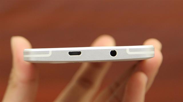 Đỉnh máy có cổng microUSB/ sạc pin và Jack âm thanh 3.5mm