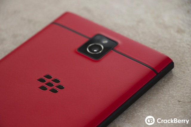 Bộ ảnh BlackBerry PassPort đỏ trắng