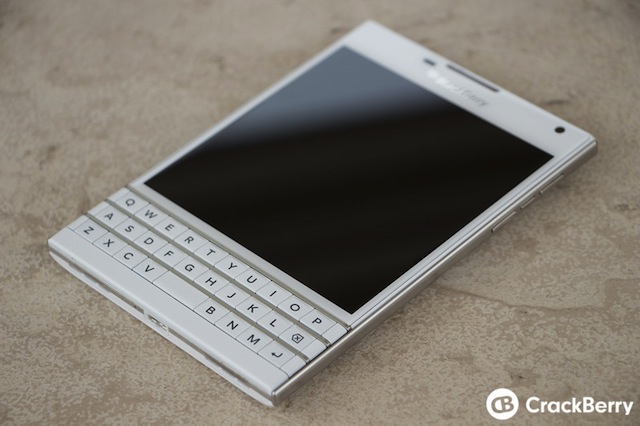 Bộ ảnh BlackBerry PassPort đỏ trắng