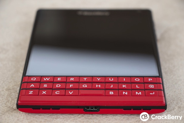 Bộ ảnh BlackBerry PassPort đỏ trắng