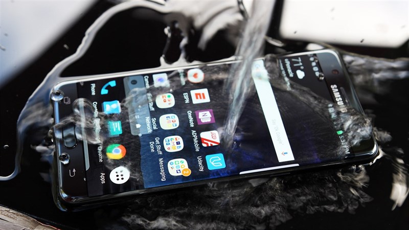 Những sai lầm nguy hiểm khi cứu smartphone bị vào nước