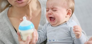 Làm gì khi bé không chịu bú sữa công thức?