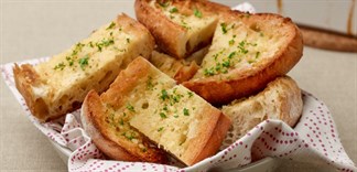 bánh mì bơ tỏi bằng lò nướng