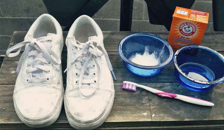9 cách làm sạch giày trắng bị ố vàng nhanh, dễ làm tại nhà