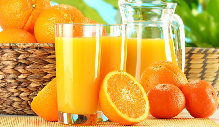 Trẻ mấy tháng tuổi thì được uống nước cam? Những lưu ý khi cho trẻ uốn