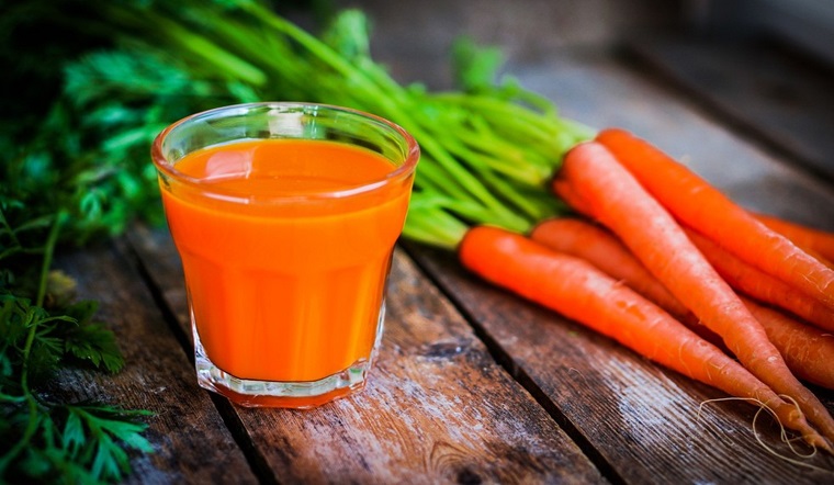 Có nên cho bé uống nước ép cà rốt không?