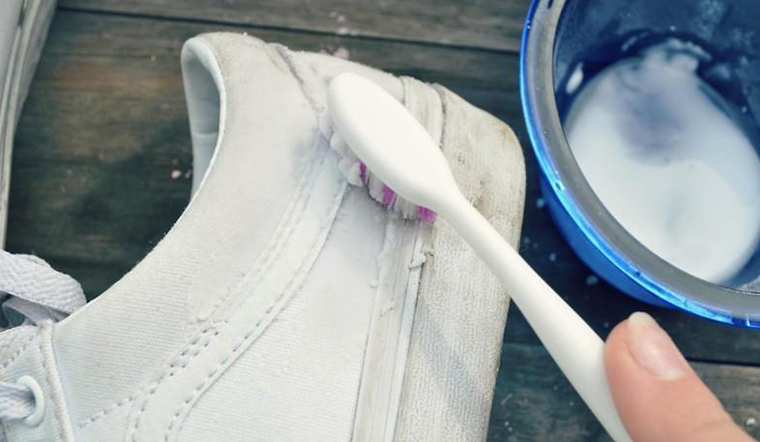 Hướng dẫn cách sử dụng Baking soda làm sạch đôi giày của bạn