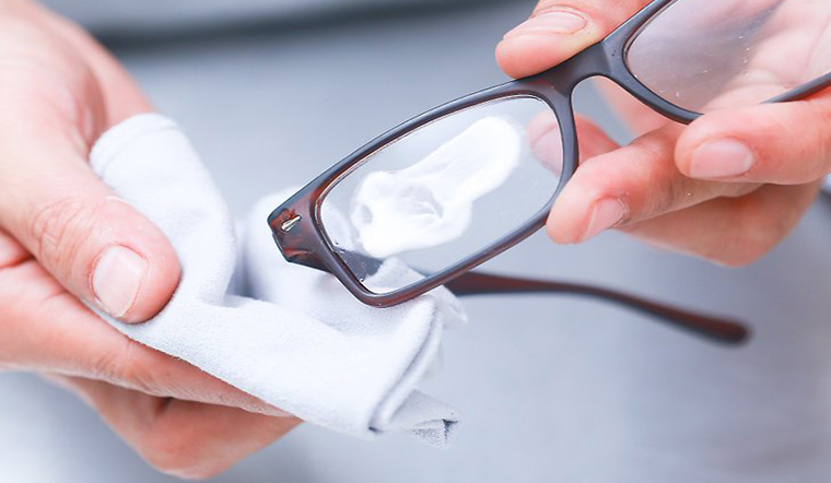 Cách giúp mắt kính không bị hơi nước khi đeo khẩu trang y tế