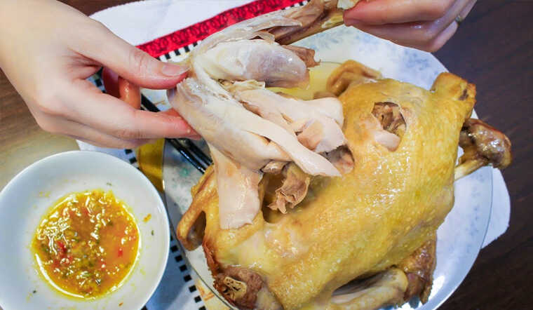 Cách làm gà hấp muối hột với sả vàng ngon, thịt thơm mềm