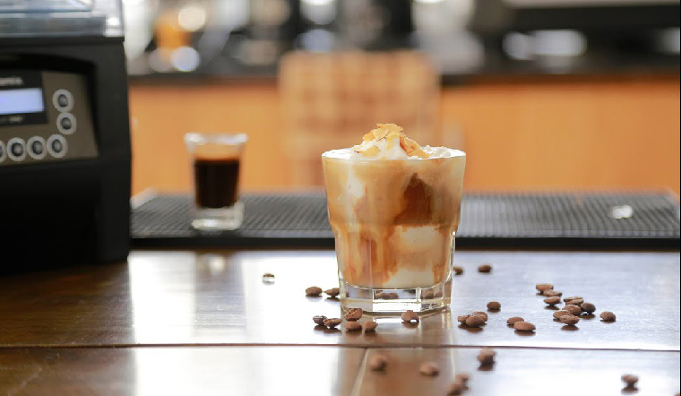 Cà phê dừa: 2 cách làm cafe cốt dừa đá xay béo ngậy tại nhà