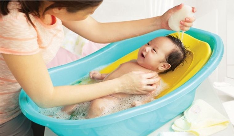 Trời nóng có nên tắm cho bé mỗi ngày không?
