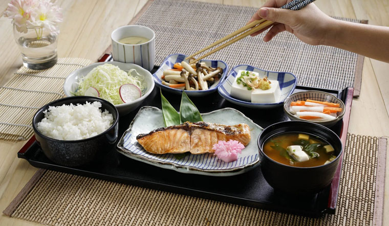 Phong cách ăn uống Nhật Bản coi trọng số lượng chén bát trên bàn.