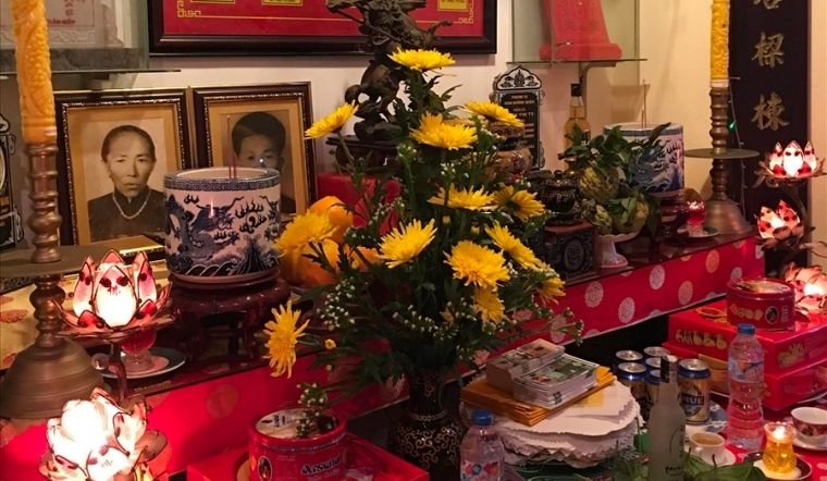 Hướng dẫn cách cắm hoa cúc vàng để bàn thờ đúng chuẩn