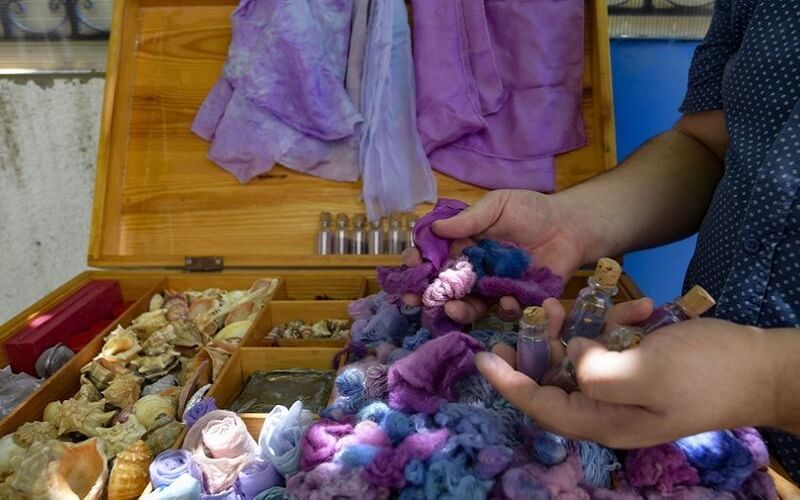 Màu tím nguyên chất được tạo nên vỏ ốc Murex tại xưởng nhuộm quần áo tại Phoenicia