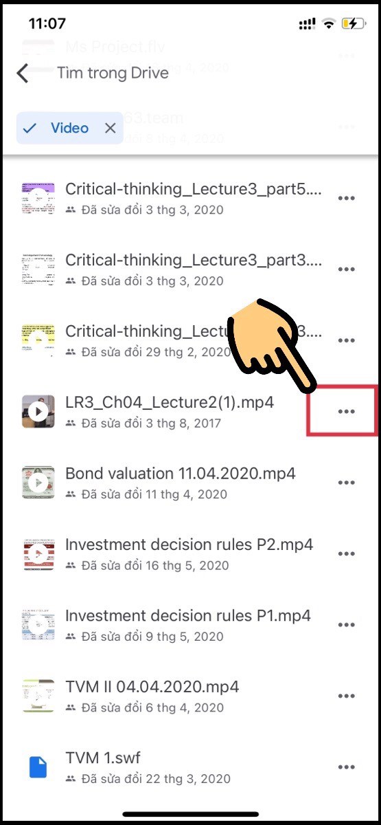 Bấm vào biểu tượng dấu ba chấm tại video muốn tải về Bấm vào biểu tượng dấu ba chấm tại video muốn tải về