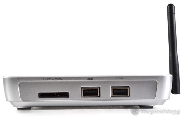 Android TV Nano WiFi có 2 cổng USB ở cạnh phải một khe đọc thẻ nhớ SD
