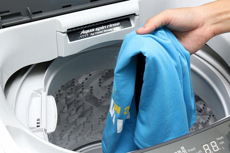 Tốc độ quay vắt 700 vòng/phút giúp quần áo nhanh khô hơn sau khi giặt Tốc độ quay vắt 700 vòng/phút giúp quần áo nhanh khô hơn sau khi giặt