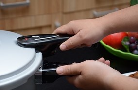 Nắp nồi dày, giữ nhiệt tốt