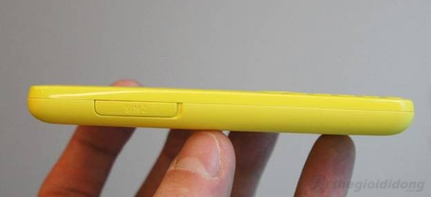 Cạnh  trái Nokia 206 với khe sim hỗ trợ tính năng Hot Swap