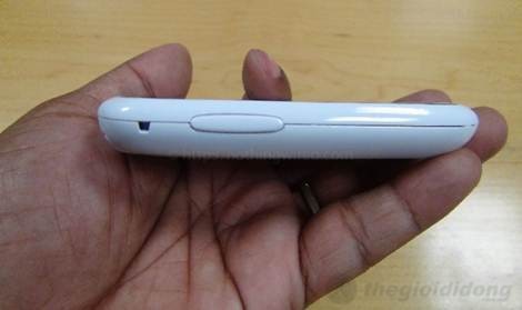 Cạnh trái Samsung Champ Neo Duos GT-C3262 với nút chỉnh âm lượng