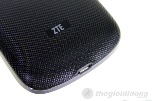Mặt sau của ZTE V791 với các đường kẻ sọc Mặt sau của ZTE V791 với các đường kẻ sọc kín