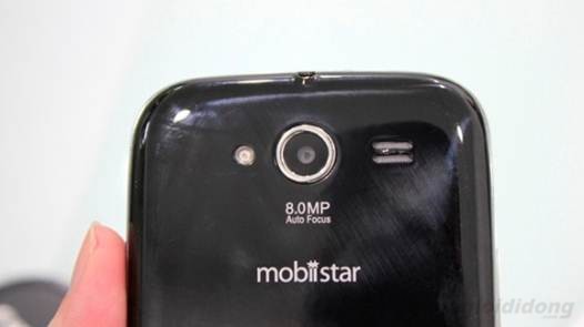MobiiStar Touch Lai 502 có camera 8 MP nằm cạnh flash và loa ngoài