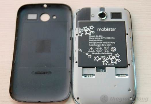 Bên trong nắp lưng của MobiiStar Touch Lai 502 là pin dung lượng 2000 mAh