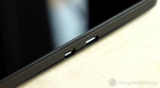 Cổng Micro USB và HDMI cạnh trái BlackBerry Z10 Cổng Micro USB và HDMI cạnh trái BlackBerry Z10