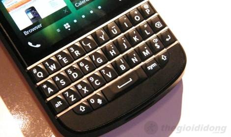 BB Q10 đã loại bỏ trackpad và những nút home cơ bản