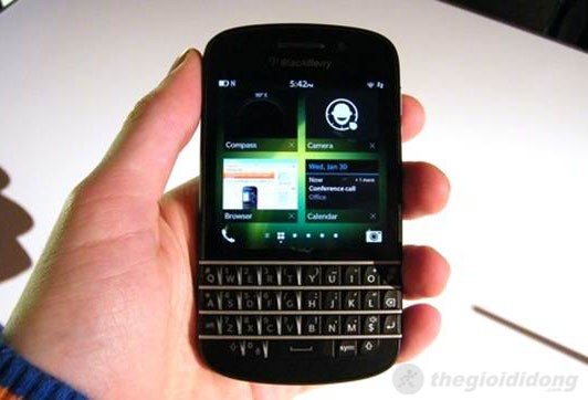 Cảm giác cầm BB Q10 trên tay được cải thiện nhờ sử dụng sợi thuỷ tinh