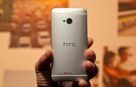 Mặt sau của HTC One