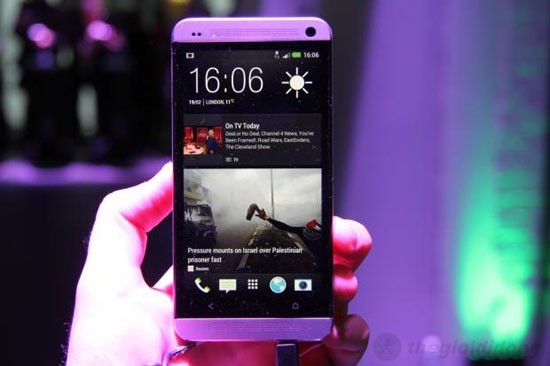 Giao diện HTC Sense 5.0 - BlinkFeed trên HTC One