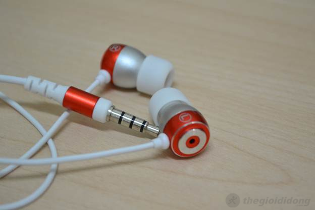 Tai nghe đi kèm theo Mobell S98 có chất lượng âm thanh rất khá Tai nghe đi kèm theo Mobell S98 có chất lượng âm thanh rất khá