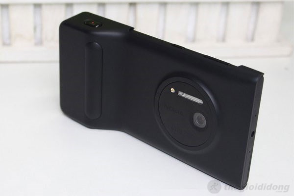 Khi gắn phụ kiện Camera Grip, Lumia 1020 trở thành một chiếc máy ảnh chuyên nghiệp