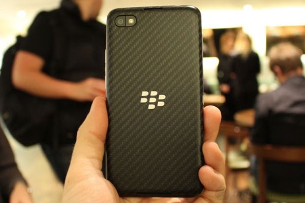 Mặt sau BlackBerry Z30 Mặt sau BlackBerry Z30 được thiết kế vân nổi khá đẹp mắt