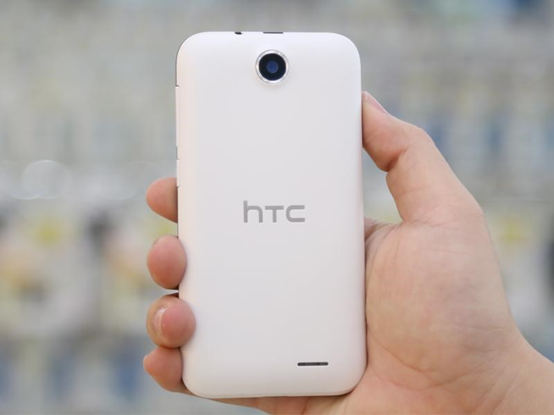 Mặt sau với Camera 5MP của HTC Desire 310
