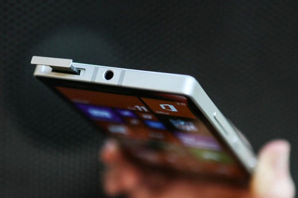 Lumia Icon khung kim loại chắc chắn