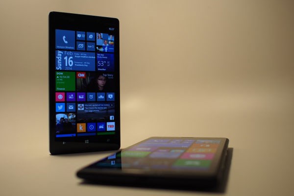 Nokia Lumia Icon đứng vững trên mặt phẳng
