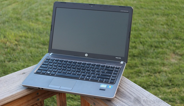Nắp máy với thiết kế đặc trưng của dòng ProBook